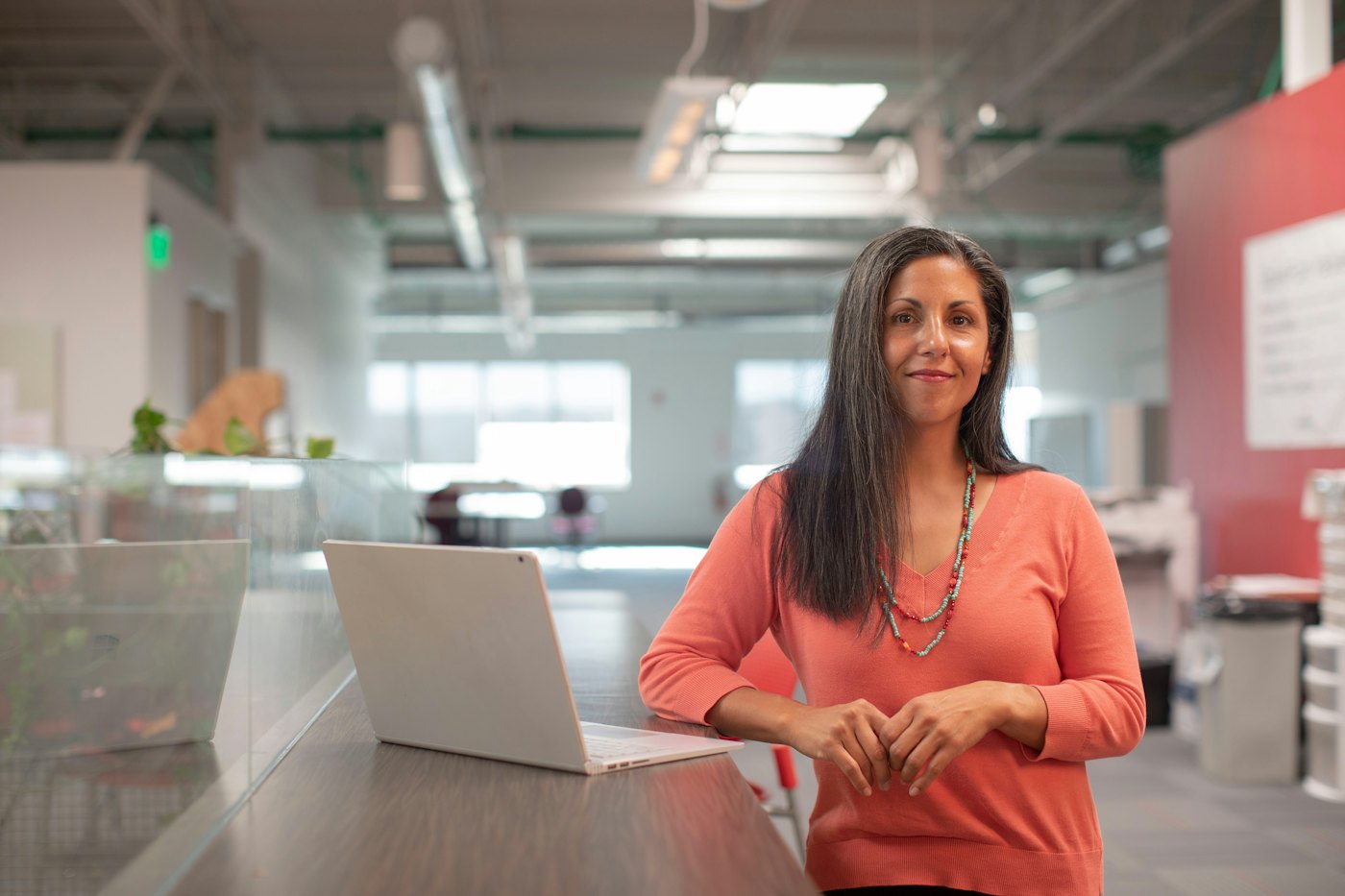 Empresaria sonriendo en su oficina